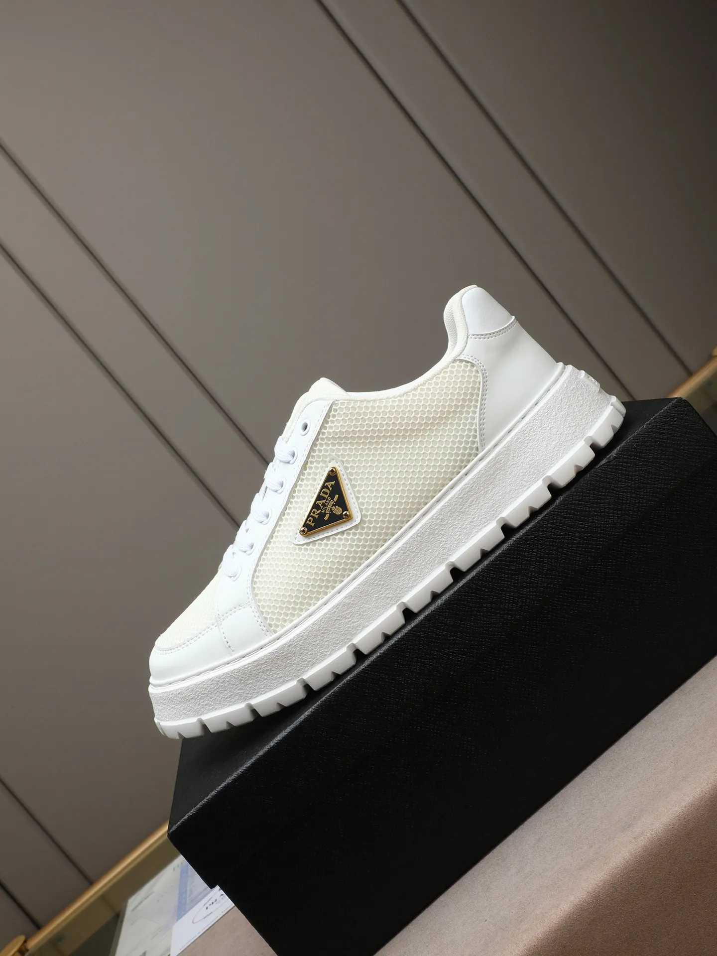 Men's Men's Shoes 💰440 Prada/Prada Men's new casual shoes, this sports shoe is made of imported calfskin upper with breathable mesh and breathable mesh lining. The foot pads are made of sheepskin, and the outsole is made of non-slip sports exclusive rubber outsole with logo. It feels good on the feet and is a fashionable item! Size: 38-44 (45 customized)